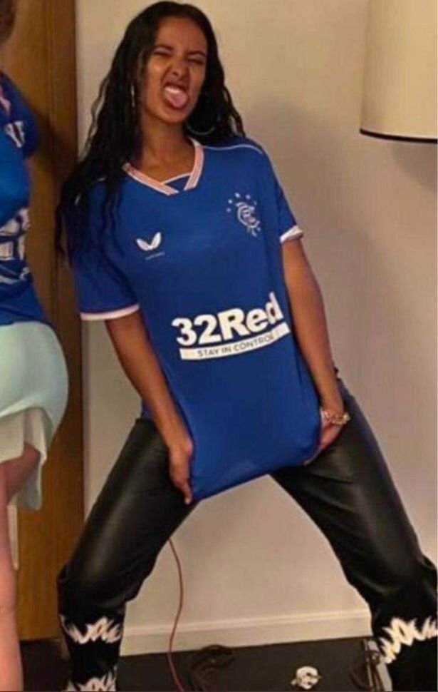 Sustinere de top pentru Ianis Hagi in Scotia! Cea mai sexy jurnalista s-a pozat in tricoul lui Rangers si a aruncat in aer retelele de socializare cu postarile sale