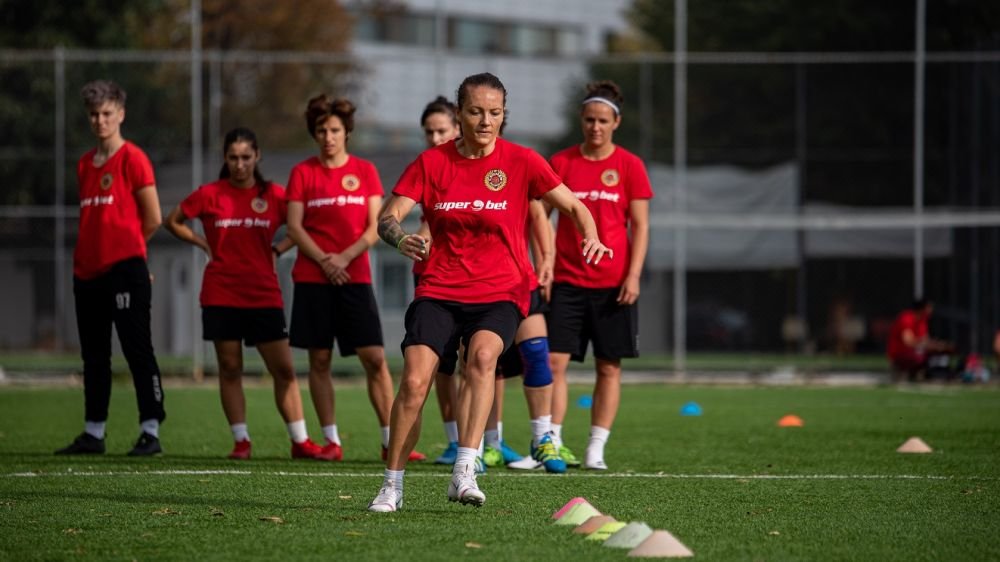 (P) Superbet devine prima agentie de pariuri din Romania care sponsorizeaza o echipa de fotbal feminin_3