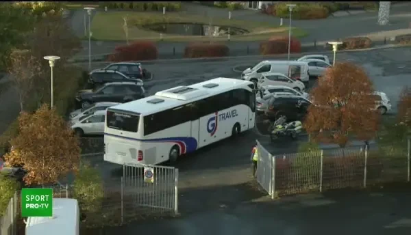 NUUUUU CU SPATELE! :) Autocarul Romaniei, MISCARI PERICULOASE in parcarea stadionului din Islanda! Iordanescu si Piturca ar fi facut un scandal monstru :)