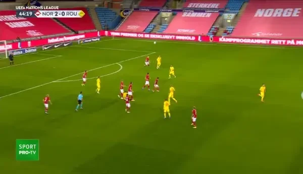 Burca incearca un sut din exteriorul careului, dar Norman deviaza in corner