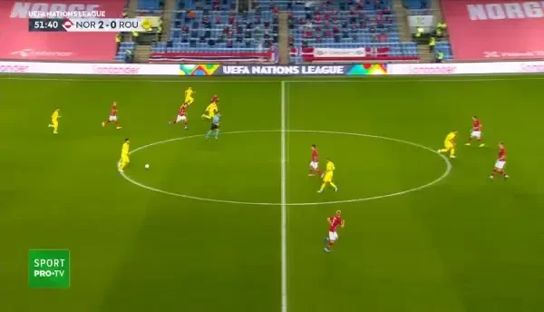 Sansa pentru Romania! Bancu centreaza la Hagi in careu, dar Ajer blocheaza bine