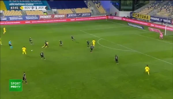 Bancu incearca o centrare, dar mingea ajunge pe plasa.