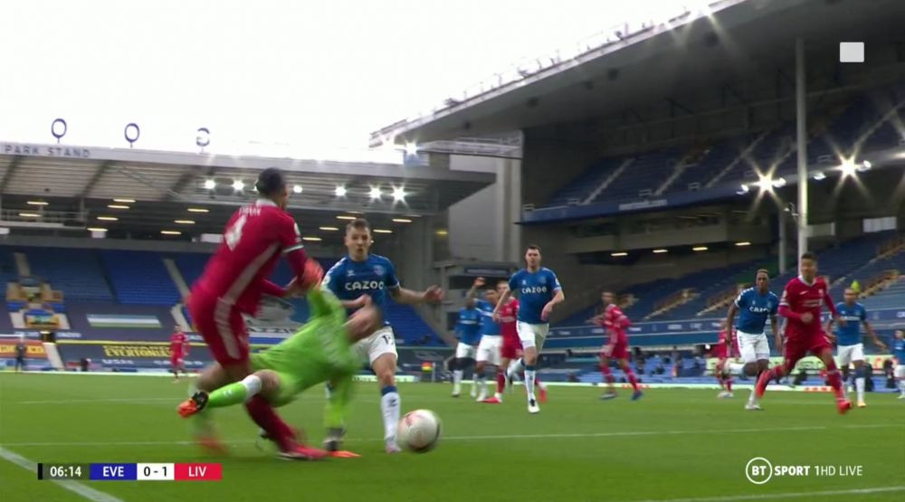 OUCH! Asta da lovitura! Titularul din poarta Angliei l-a rupt pe fundasul de 80 de milioane de euro! Van Dijk a iesit cu greu de pe teren!