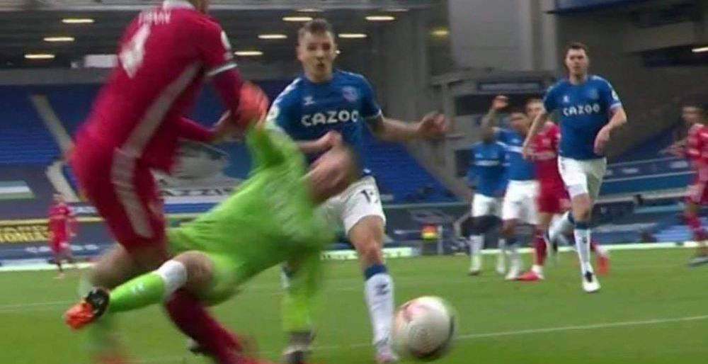 ANUNT SOCANT pentru fanii lui Liverpool! Van Dijk si-ar fi RUPT ligamentele si e out pana in primavara! Anunt de ultima ora