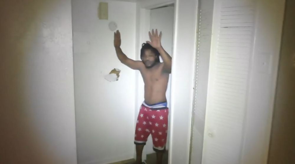 Moment incredibil! Politia a arestat cu ajutorul unei drone, un suspect de crima! Filmarea a fost facuta publica