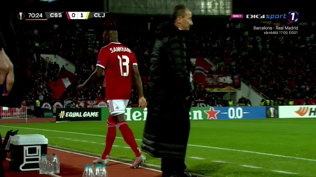 Moment incredibil in meciul CFR-ului! A inceput sa TIPE catre banca si a dat cu picioarele in TOT ce-a gasit pe margine dupa ce a fost schimbat!_4