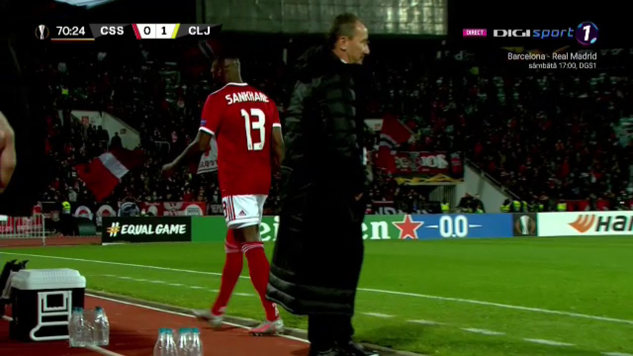 Moment incredibil in meciul CFR-ului! A inceput sa TIPE catre banca si a dat cu picioarele in TOT ce-a gasit pe margine dupa ce a fost schimbat!_7