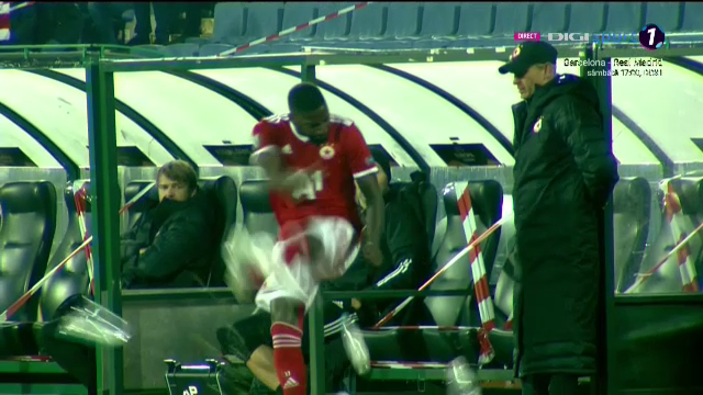 Moment incredibil in meciul CFR-ului! A inceput sa TIPE catre banca si a dat cu picioarele in TOT ce-a gasit pe margine dupa ce a fost schimbat!_11
