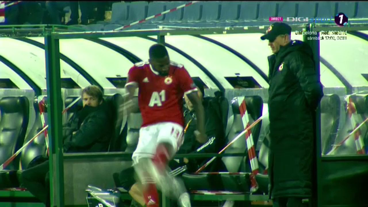 Moment incredibil in meciul CFR-ului! A inceput sa TIPE catre banca si a dat cu picioarele in TOT ce-a gasit pe margine dupa ce a fost schimbat!_12