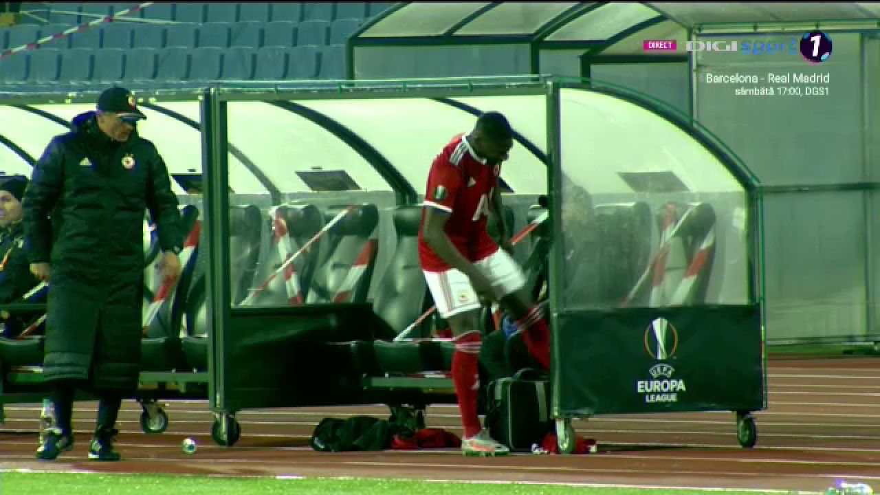 Moment incredibil in meciul CFR-ului! A inceput sa TIPE catre banca si a dat cu picioarele in TOT ce-a gasit pe margine dupa ce a fost schimbat!_14