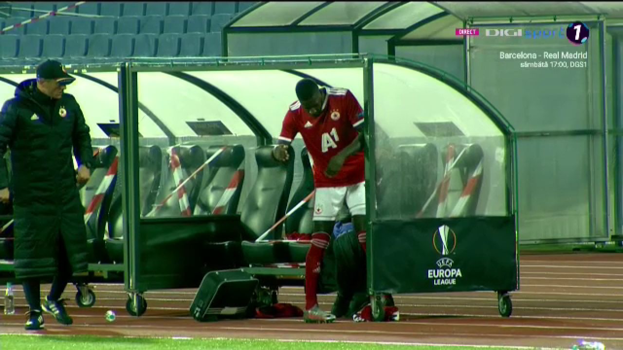 Moment incredibil in meciul CFR-ului! A inceput sa TIPE catre banca si a dat cu picioarele in TOT ce-a gasit pe margine dupa ce a fost schimbat!_16