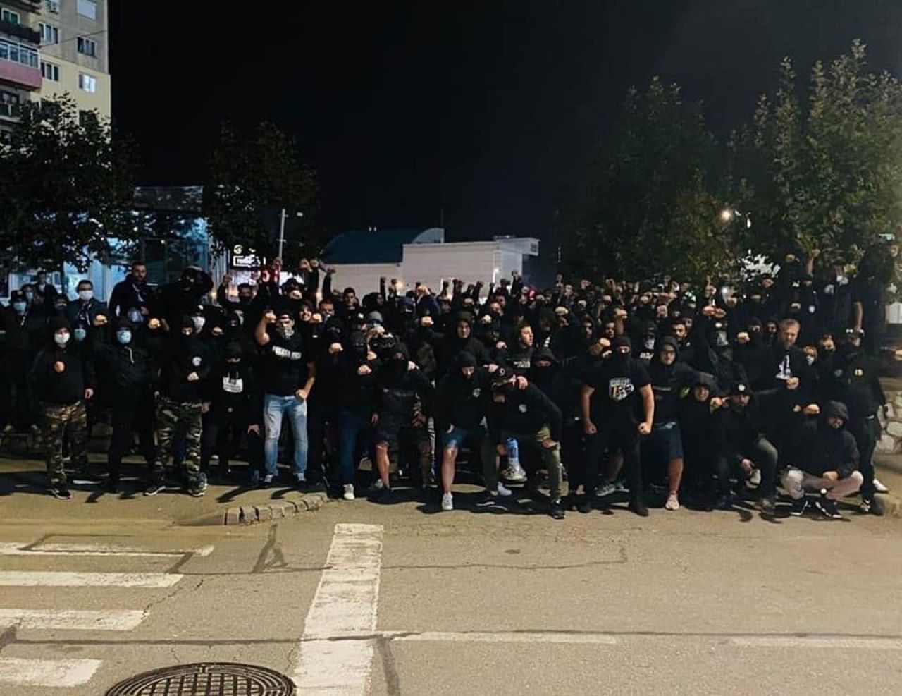 Dupa ce s-au batut cu jandarmii la meciul cu Rapid, ultrasii Craiovei si-au vizitat rivalii din Ploiesti in miez de noapte_1