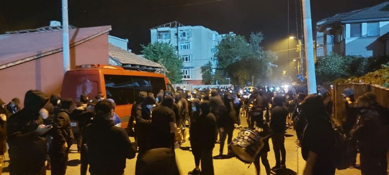 Dupa ce s-au batut cu jandarmii la meciul cu Rapid, ultrasii Craiovei si-au vizitat rivalii din Ploiesti in miez de noapte_2