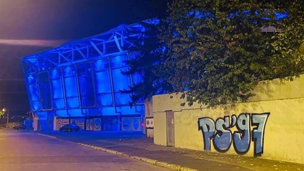Dupa ce s-au batut cu jandarmii la meciul cu Rapid, ultrasii Craiovei si-au vizitat rivalii din Ploiesti in miez de noapte_3