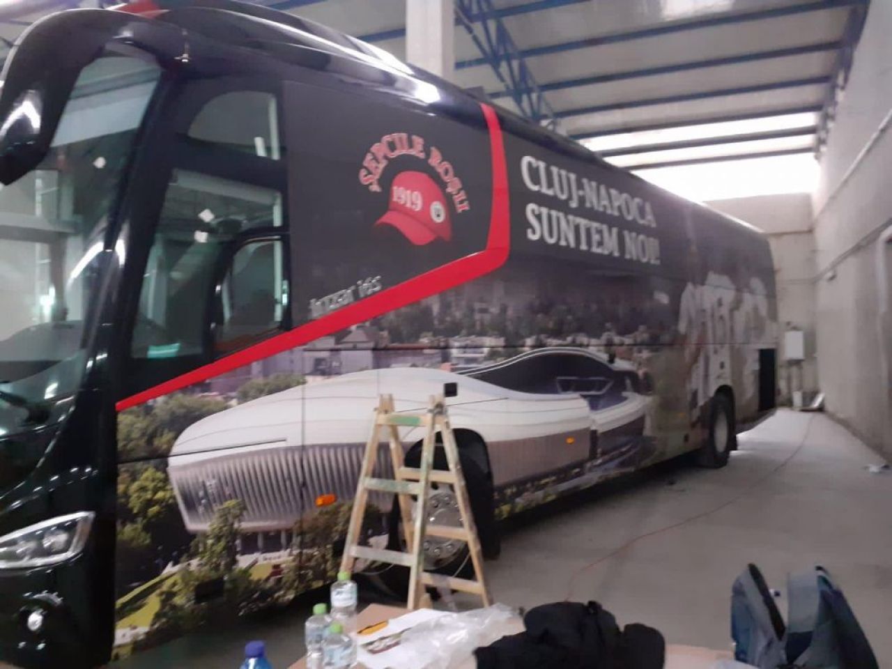 Imagini SPECTACULOASE cu noul autocar al lui U Cluj! Cum poate arata bijuteria cu care se vor deplasa fotbalistii _8