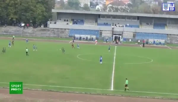 Faza care va face inconjurul LUMII! Meci SF in Romania: portarul a marcat DIN ACTIUNE in ultima secunda a meciului! Toata faza e fara egal