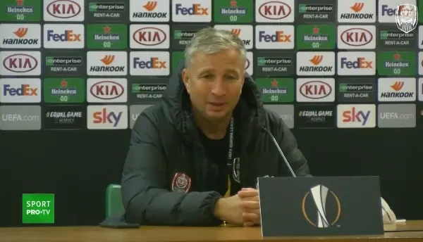 Momentul de la conferinta care l-a facut pe Dan Petrescu sa ZAMBEASCA dupa meciul HORROR de la Roma! Translatorul a gresit limba: Pe italiana! :)