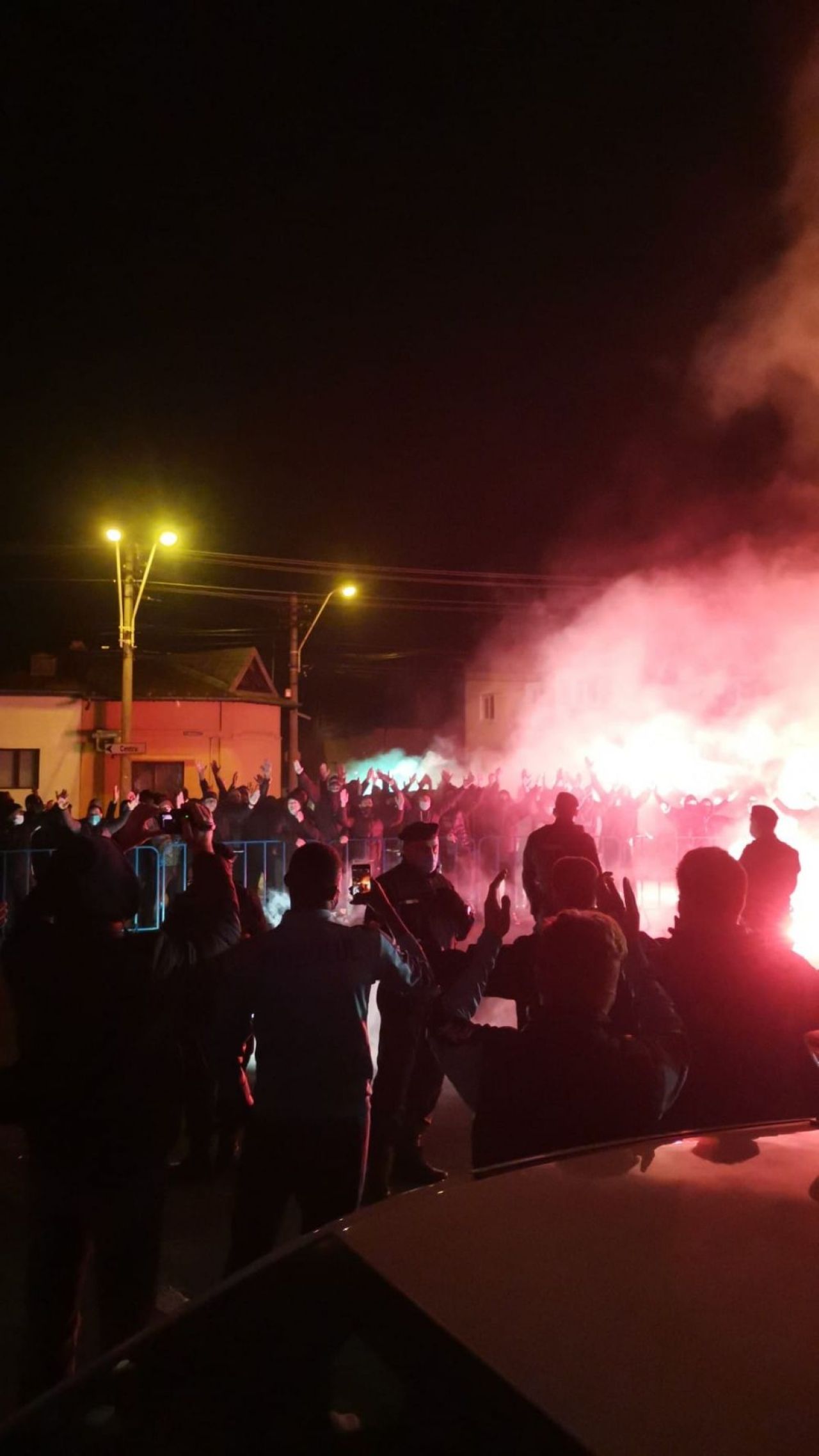 Atmosfera INCENDIARA la Ploiesti dupa victoria Petrolului! Suporterii au mers la stadion si au cantat alaturi de jucatori_5