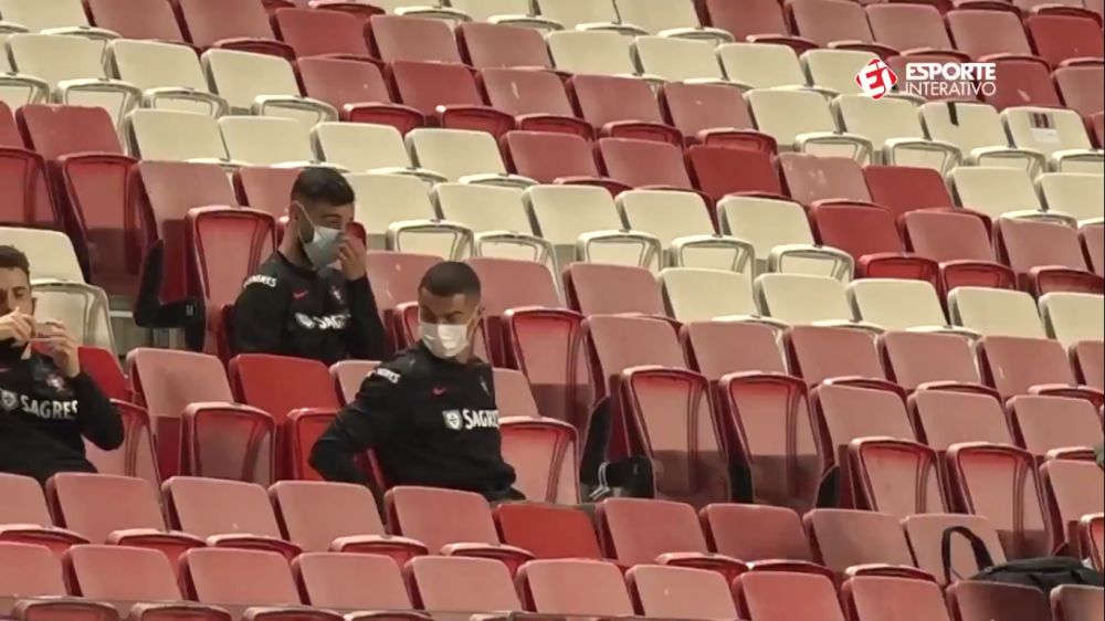 Masca 1-0 Ronaldo! :) Portughezul a oferit imaginile serii din tribuna la partida cu Andorra! Ce a putut sa faca starul _1
