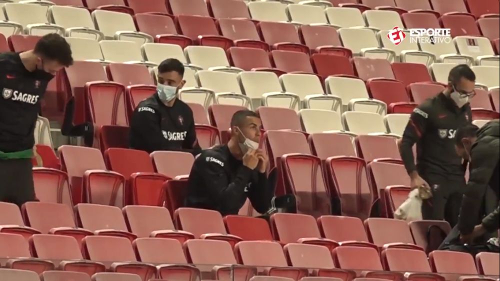 Masca 1-0 Ronaldo! :) Portughezul a oferit imaginile serii din tribuna la partida cu Andorra! Ce a putut sa faca starul _3