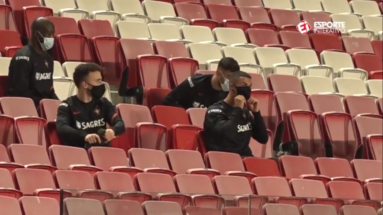 Masca 1-0 Ronaldo! :) Portughezul a oferit imaginile serii din tribuna la partida cu Andorra! Ce a putut sa faca starul _4