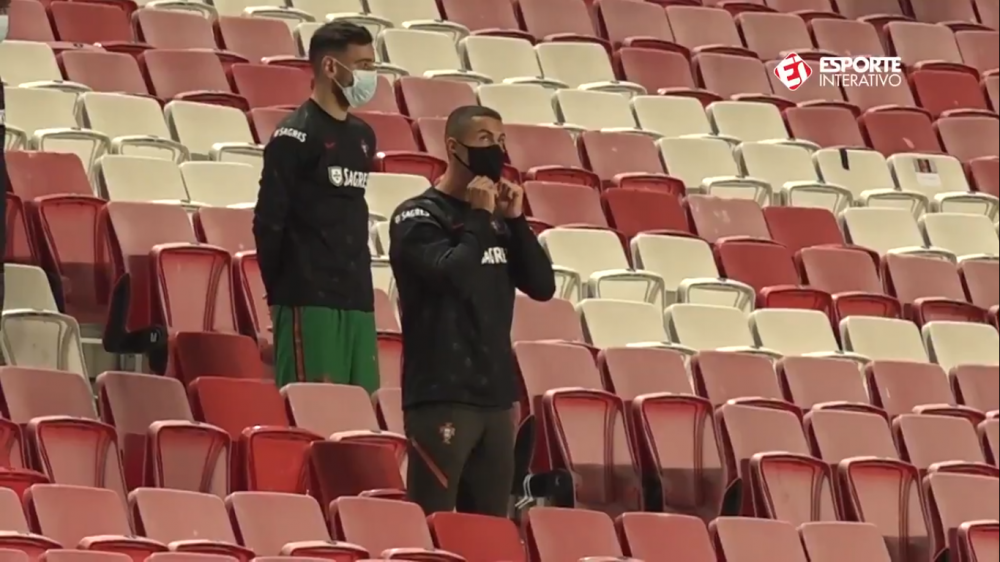 Masca 1-0 Ronaldo! :) Portughezul a oferit imaginile serii din tribuna la partida cu Andorra! Ce a putut sa faca starul _6