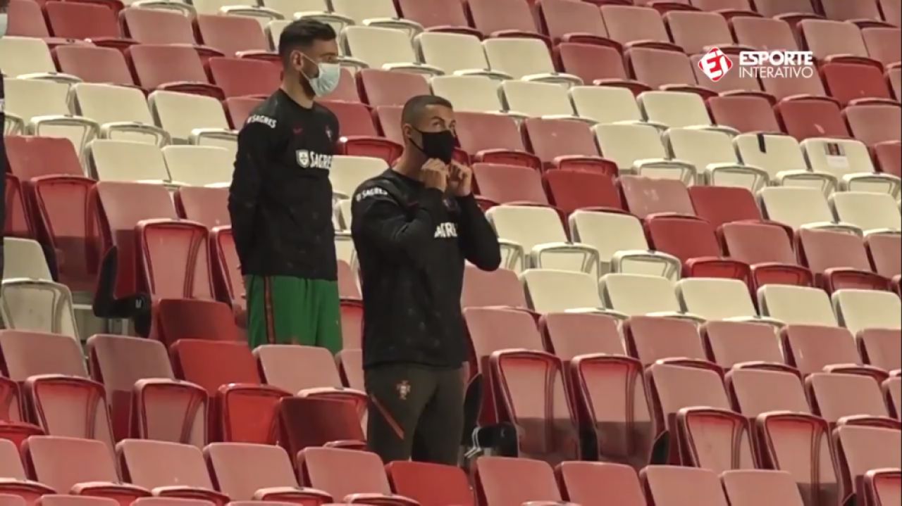 Masca 1-0 Ronaldo! :) Portughezul a oferit imaginile serii din tribuna la partida cu Andorra! Ce a putut sa faca starul _7