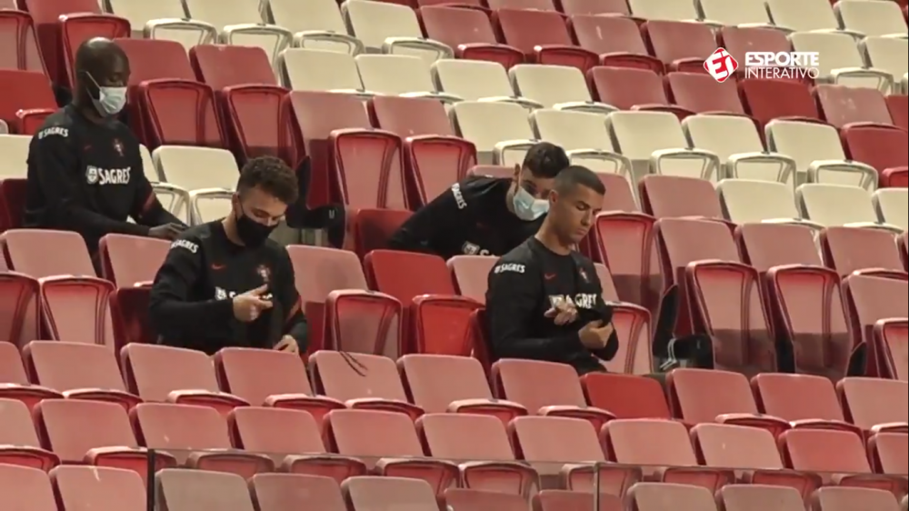 Masca 1-0 Ronaldo! :) Portughezul a oferit imaginile serii din tribuna la partida cu Andorra! Ce a putut sa faca starul _12