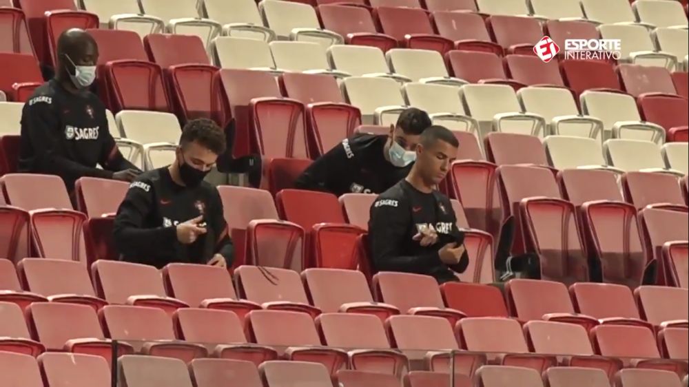 Masca 1-0 Ronaldo! :) Portughezul a oferit imaginile serii din tribuna la partida cu Andorra! Ce a putut sa faca starul _12