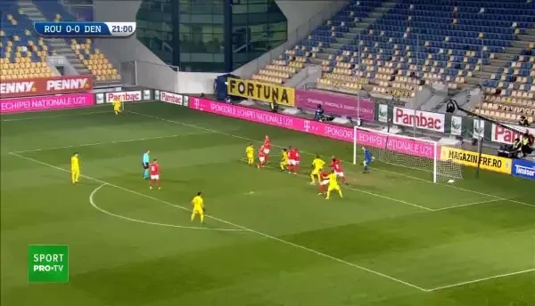 Denis Ciobotariu trimite cu capul o minge centrata de Ianis Hagi dupa un corner.