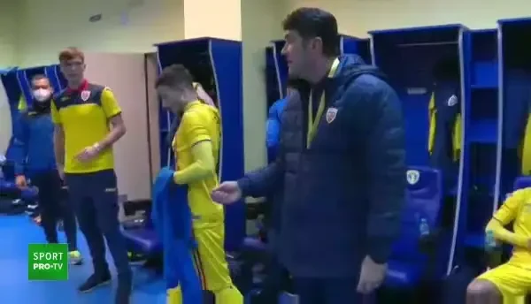 EXCLUSIV | Imagini GENIALE din vestiarul Romaniei! Mutu s-a dus peste jucatori: "Uite ATAT A FOST AFARA la penalty! Il omoram pe arbitru!" Ce le-a spus jucatorilor