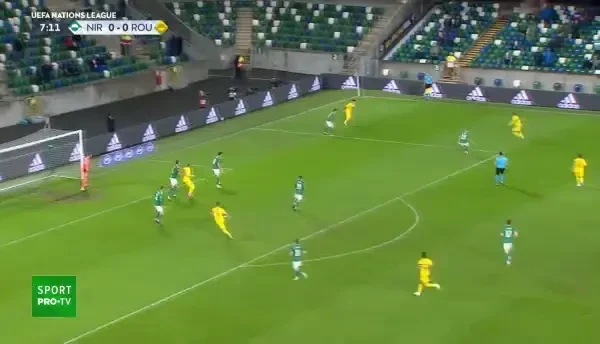 Primul sut spre poarta Irlandei de Nord! Dennis Man trimite de la marginea careului, dar portarul retine