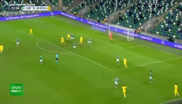 Romanii cer un penalty dupa un hent al irlandezilor in careu! Arbitrul a lasat jocul sa continue