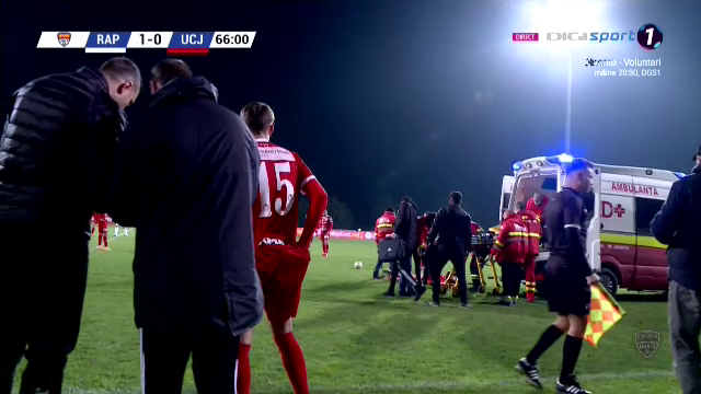 Imagini SOCANTE in meciul Rapidului! S-a prabusit in URLETE pe teren, salvarea a intrat de urgenta sa-l ia! Accidentare HORROR_11
