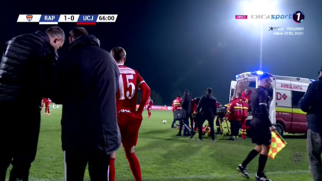 Imagini SOCANTE in meciul Rapidului! S-a prabusit in URLETE pe teren, salvarea a intrat de urgenta sa-l ia! Accidentare HORROR_11