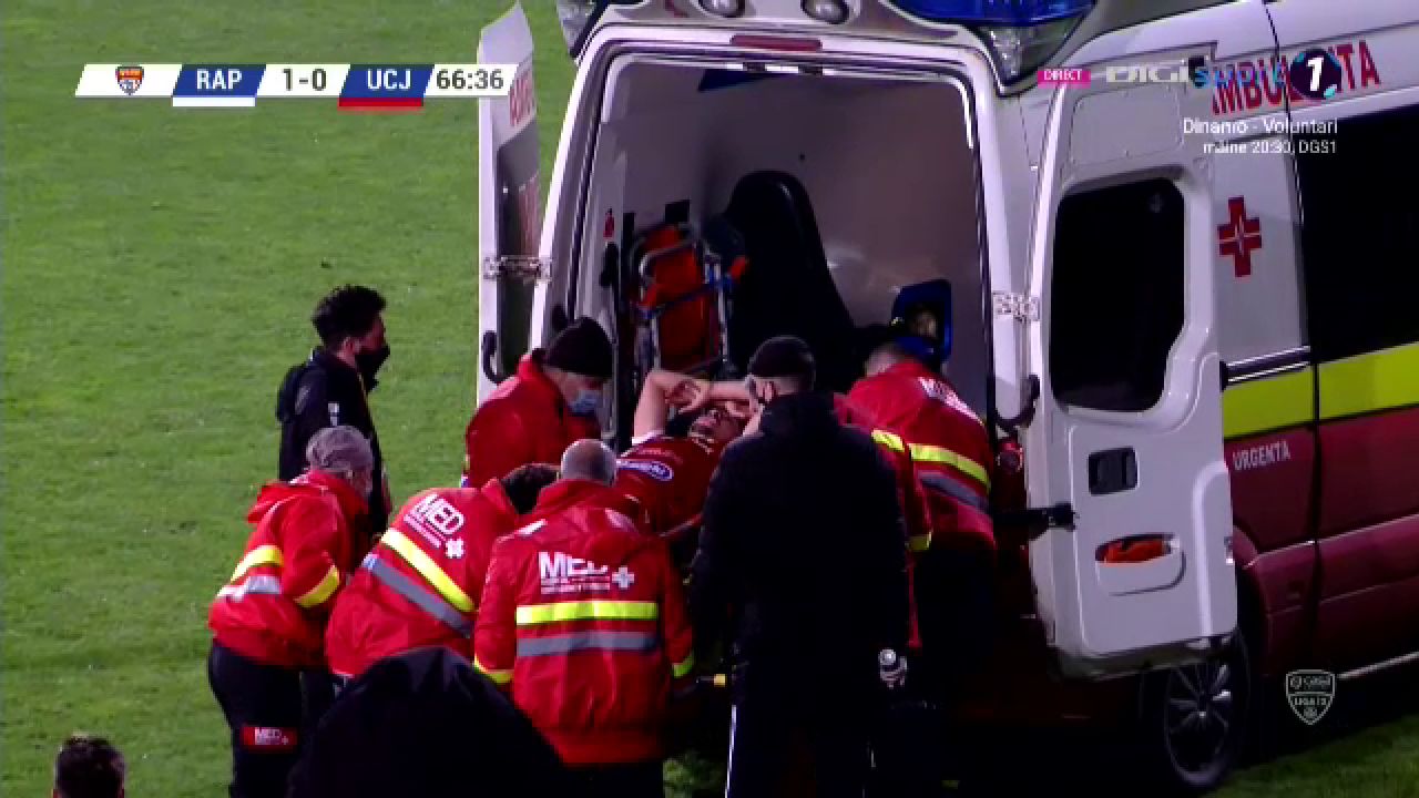 Imagini SOCANTE in meciul Rapidului! S-a prabusit in URLETE pe teren, salvarea a intrat de urgenta sa-l ia! Accidentare HORROR_13