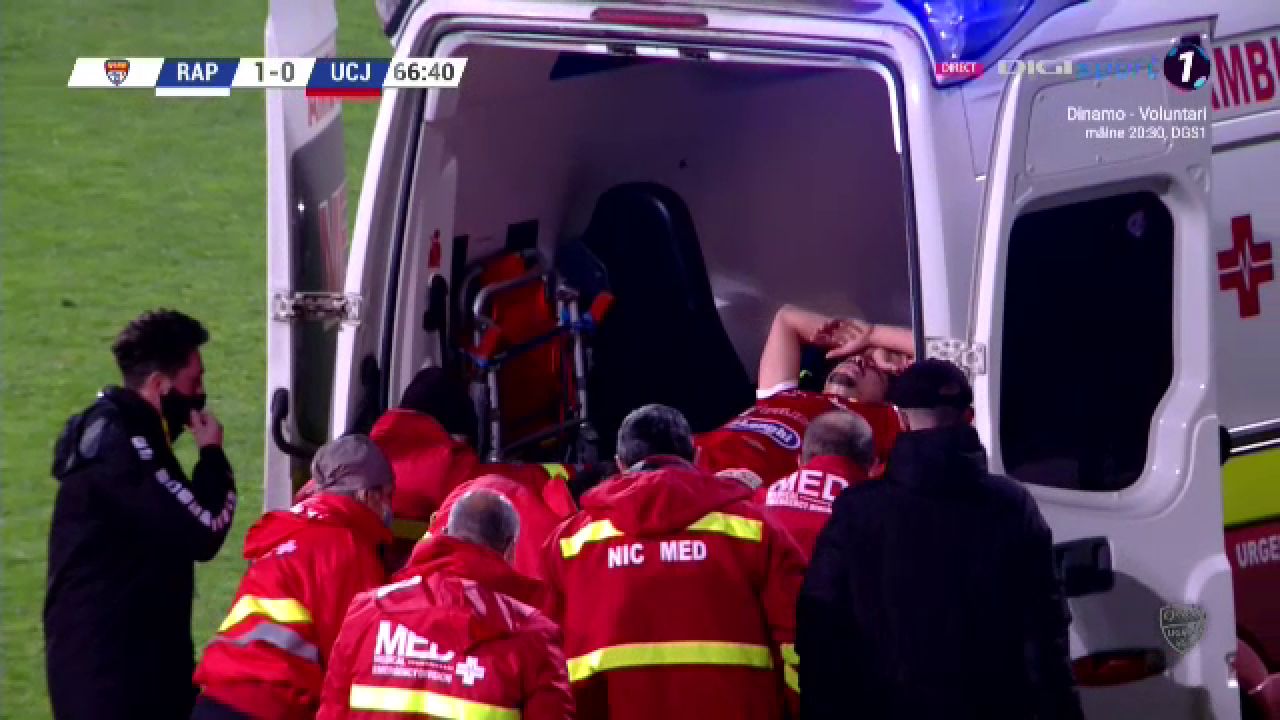 Imagini SOCANTE in meciul Rapidului! S-a prabusit in URLETE pe teren, salvarea a intrat de urgenta sa-l ia! Accidentare HORROR_14
