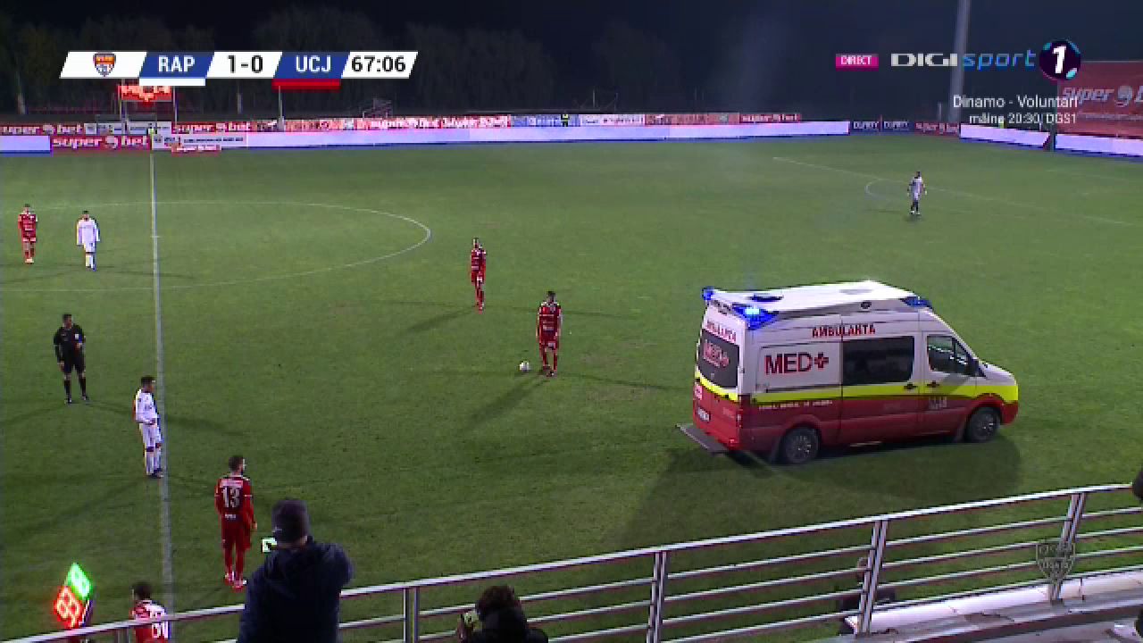 Imagini SOCANTE in meciul Rapidului! S-a prabusit in URLETE pe teren, salvarea a intrat de urgenta sa-l ia! Accidentare HORROR_15