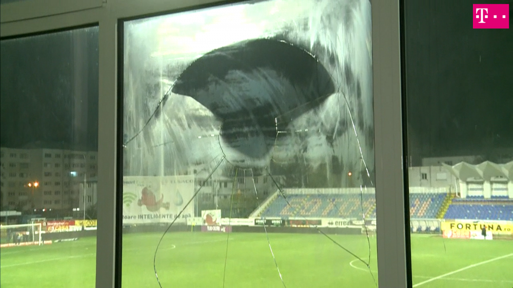 A dat de-a crapat! :) Imagini incredibile de la meciul Botosani - Craiova! Croitoru a SPART GEAMUL de nervi _3