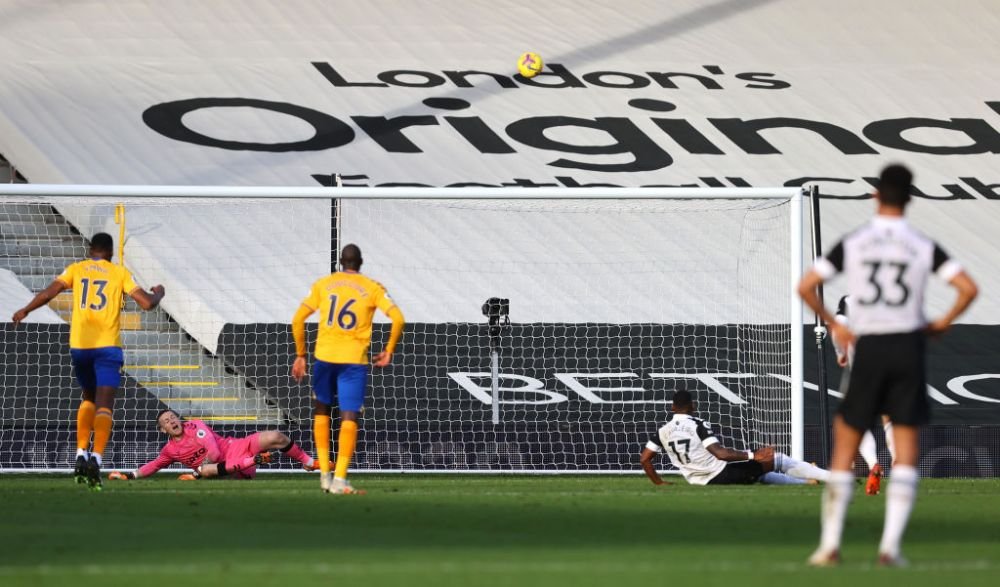 S-a impiedicat de propriul picior fix inainte sa execute penalty-ul! Ce a iesit e DEZASTRU! Ratarea care a costat-o pe Fulham&nbsp;