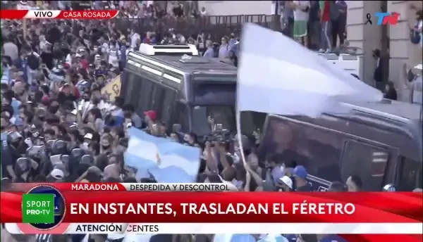 Scene de NEIMAGINAT la inmormantarea lui Maradona! MILIOANE de oameni pe strazi, incidente grave au facut familia sa ceara ca totul sa fie facut cat mai repede! AICI VIDEO
