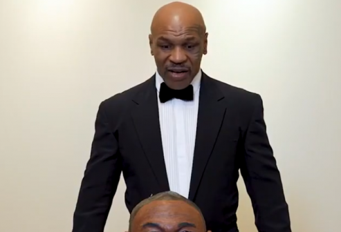 Mike Tyson l-a muscat de ureche pe Roy Jones chiar inaintea partidei! :) Ultima aroganta a boxerului inaintea marii lupte