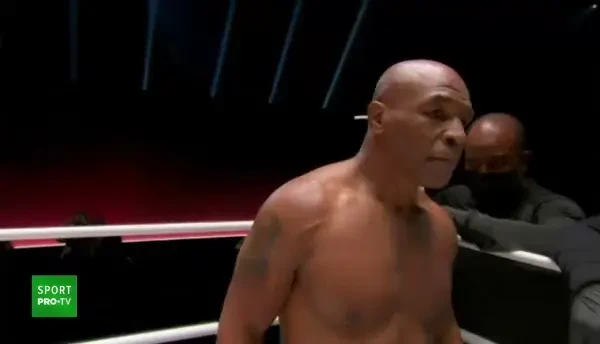Cateva dintre cele mai tari lovituri ale meciului dintre Tyson si Roy Jones Jr.