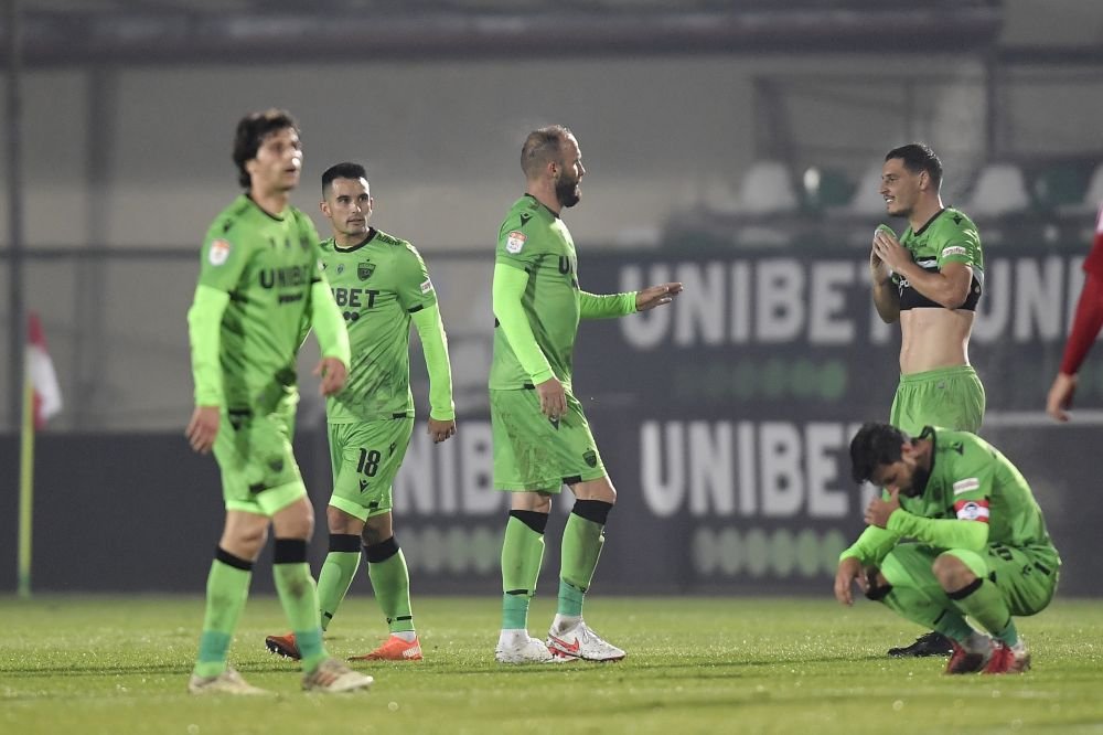 Dupa Contra, DEZASTRUL! A condus ultimul antrenament pentru Dinamo si a anuntat PLECARI IN MASA de la echipa! Valle a ramas liber de contract