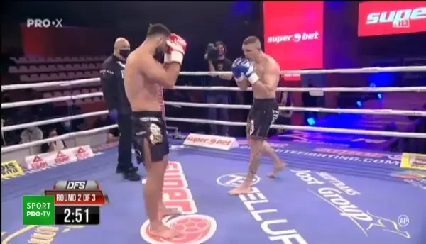 ATENTIE, IMAGINI BRUTALE! Cati ar mai fi putut face asa ceva? Andrei Stoica, revenirea ULUITOARE dupa ce a fost TRANTIT cu capul de podea in ring! VIDEO INCREDIBIL: cum a putut sa castige meciul