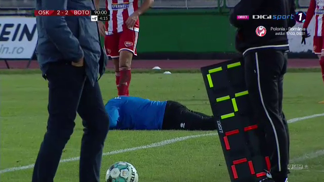 S-a pus pe jos, a inceput sa bata cu pumnii in pamant si sa zbiere la jucatorii sai! Imagini incredibile cu Croitoru dupa ce Botosani a fost egalata la ultima faza_3