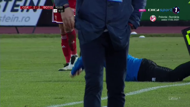 S-a pus pe jos, a inceput sa bata cu pumnii in pamant si sa zbiere la jucatorii sai! Imagini incredibile cu Croitoru dupa ce Botosani a fost egalata la ultima faza_4