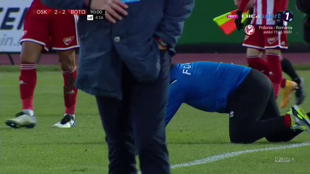 S-a pus pe jos, a inceput sa bata cu pumnii in pamant si sa zbiere la jucatorii sai! Imagini incredibile cu Croitoru dupa ce Botosani a fost egalata la ultima faza_5