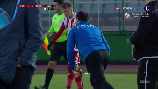 S-a pus pe jos, a inceput sa bata cu pumnii in pamant si sa zbiere la jucatorii sai! Imagini incredibile cu Croitoru dupa ce Botosani a fost egalata la ultima faza_6