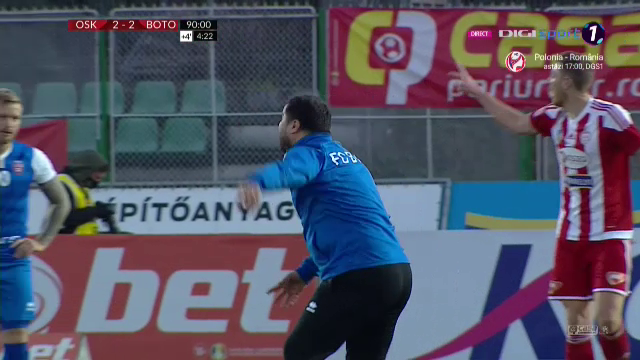 S-a pus pe jos, a inceput sa bata cu pumnii in pamant si sa zbiere la jucatorii sai! Imagini incredibile cu Croitoru dupa ce Botosani a fost egalata la ultima faza_9